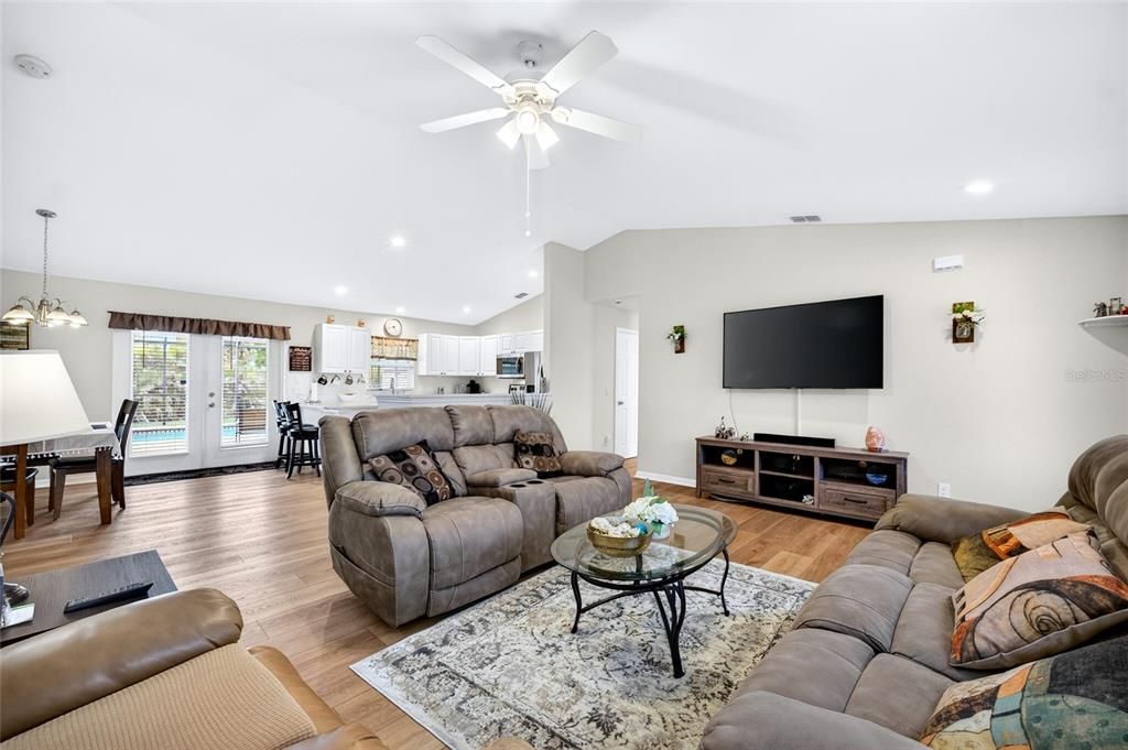 En Venta: $369,900 (3 camas, 2 baños, 1758 Pies cuadrados)