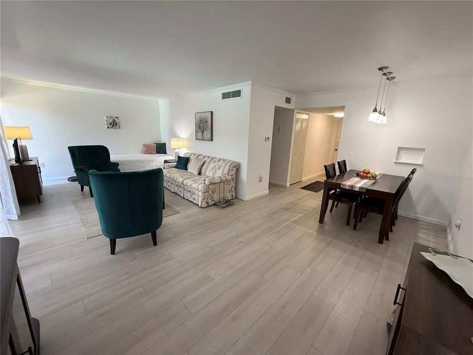 For Sale: $125,000 (1 beds, 1 baths, 720 Square Feet)