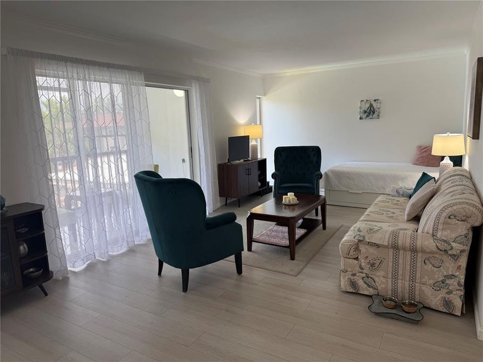 For Sale: $125,000 (1 beds, 1 baths, 720 Square Feet)