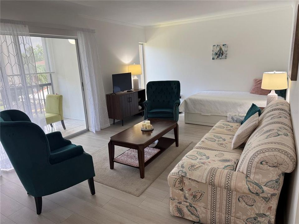For Sale: $125,000 (1 beds, 1 baths, 720 Square Feet)