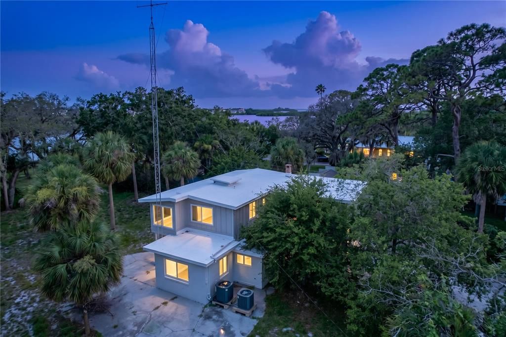 En Venta: $975,000 (5 camas, 4 baños, 2085 Pies cuadrados)