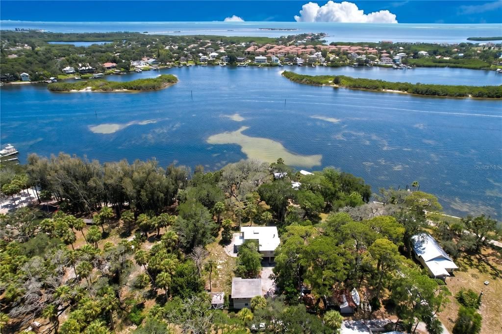 En Venta: $975,000 (5 camas, 4 baños, 2085 Pies cuadrados)