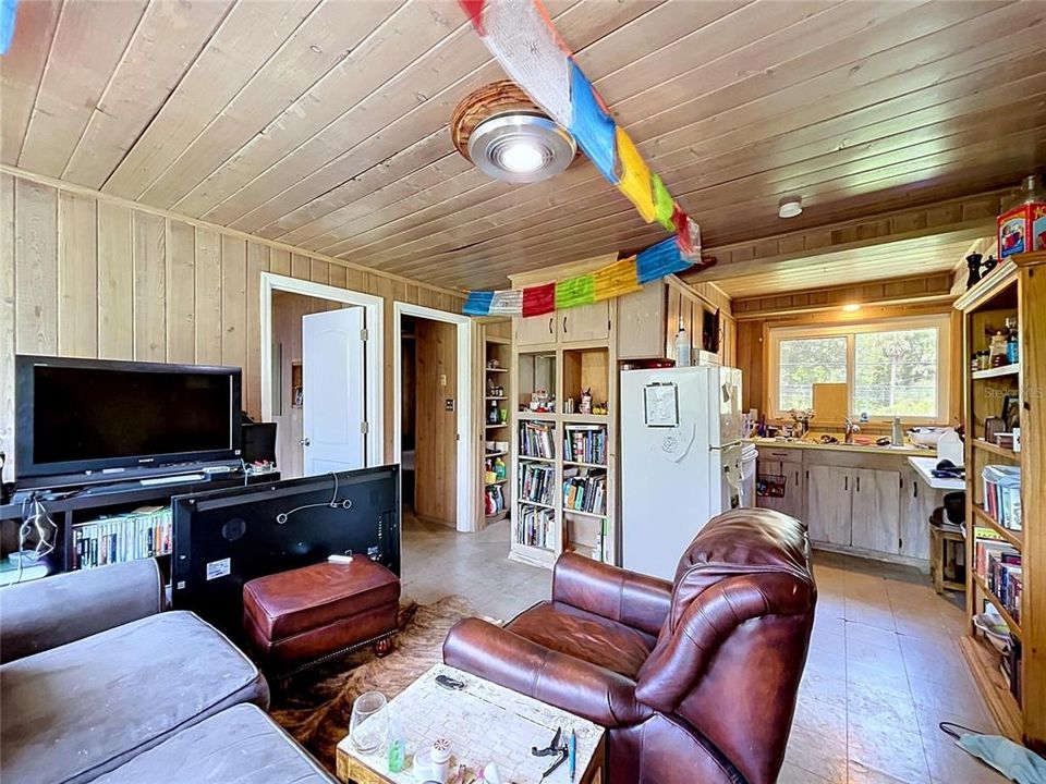 En Venta: $975,000 (5 camas, 4 baños, 2085 Pies cuadrados)
