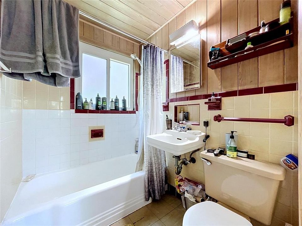 En Venta: $975,000 (5 camas, 4 baños, 2085 Pies cuadrados)
