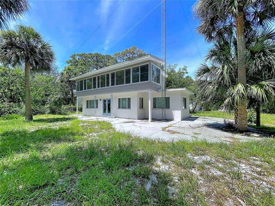 На продажу: $975,000 (1.31 acres)