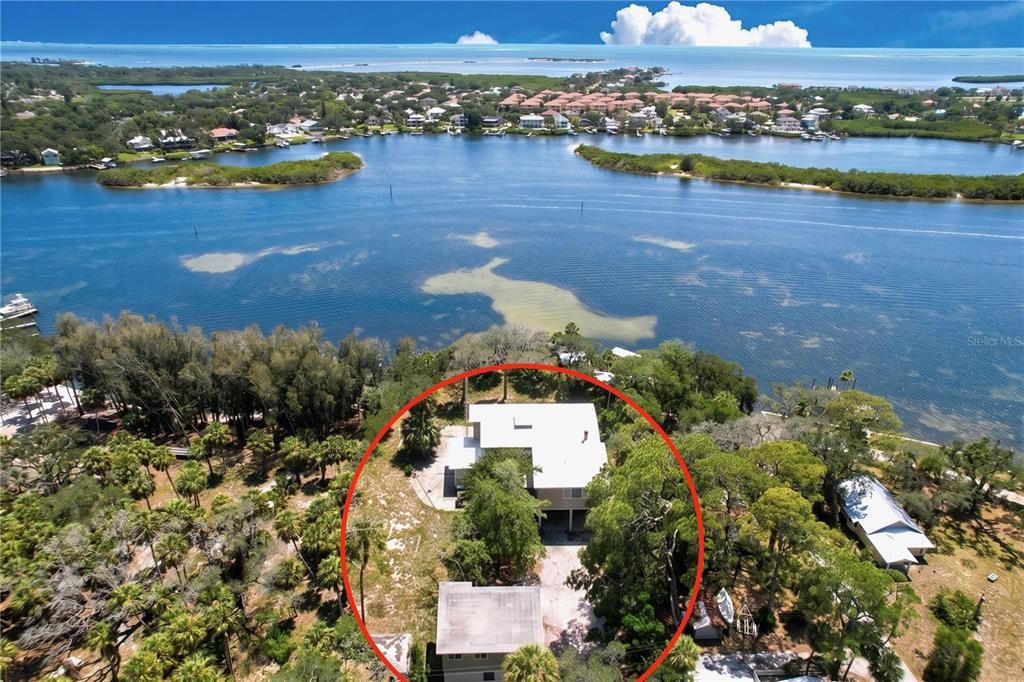 На продажу: $975,000 (1.31 acres)