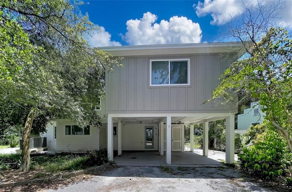 На продажу: $975,000 (1.31 acres)