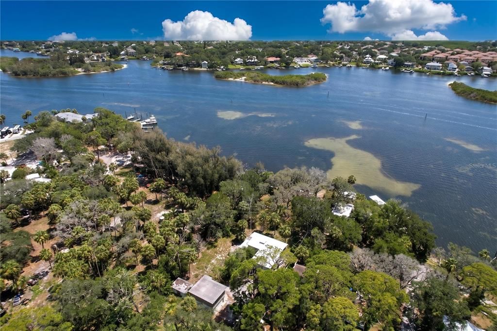 На продажу: $975,000 (1.31 acres)