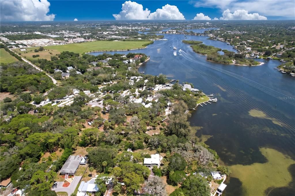 На продажу: $975,000 (1.31 acres)