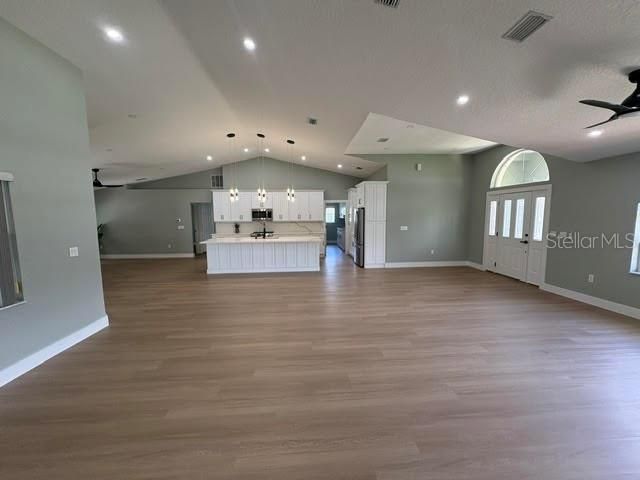 For Rent: $2,250 (3 beds, 2 baths, 1987 Square Feet)