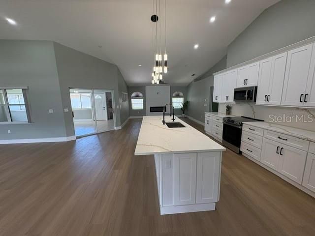 For Rent: $2,250 (3 beds, 2 baths, 1987 Square Feet)