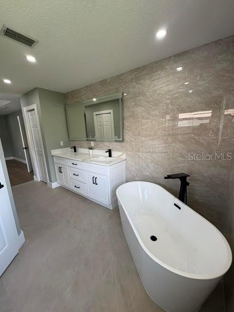 For Rent: $2,250 (3 beds, 2 baths, 1987 Square Feet)