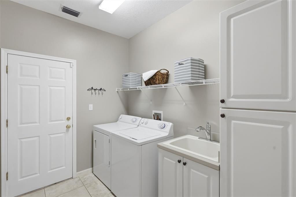 For Sale: $750,000 (4 beds, 3 baths, 2608 Square Feet)