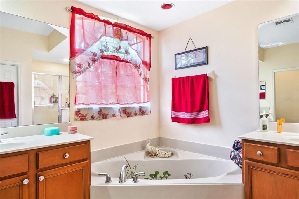 For Sale: $449,900 (5 beds, 4 baths, 2862 Square Feet)
