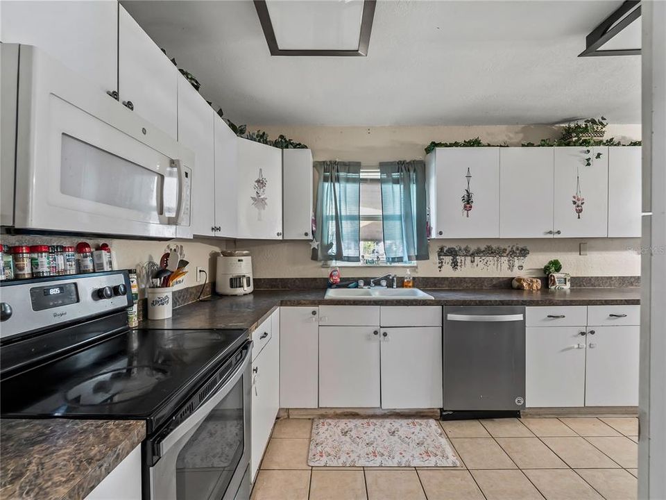 На продажу: $225,000 (2 спален, 2 ванн, 1200 Квадратных фут)