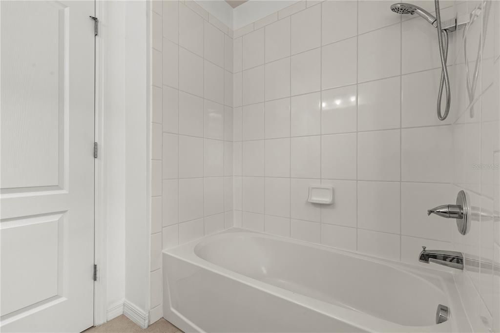 For Rent: $2,600 (3 beds, 2 baths, 1897 Square Feet)