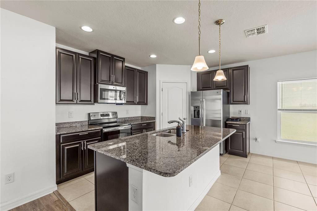For Rent: $2,600 (3 beds, 2 baths, 1897 Square Feet)