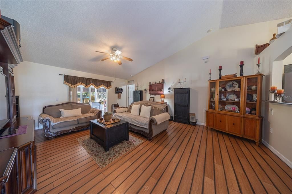 For Sale: $330,000 (3 beds, 2 baths, 1371 Square Feet)