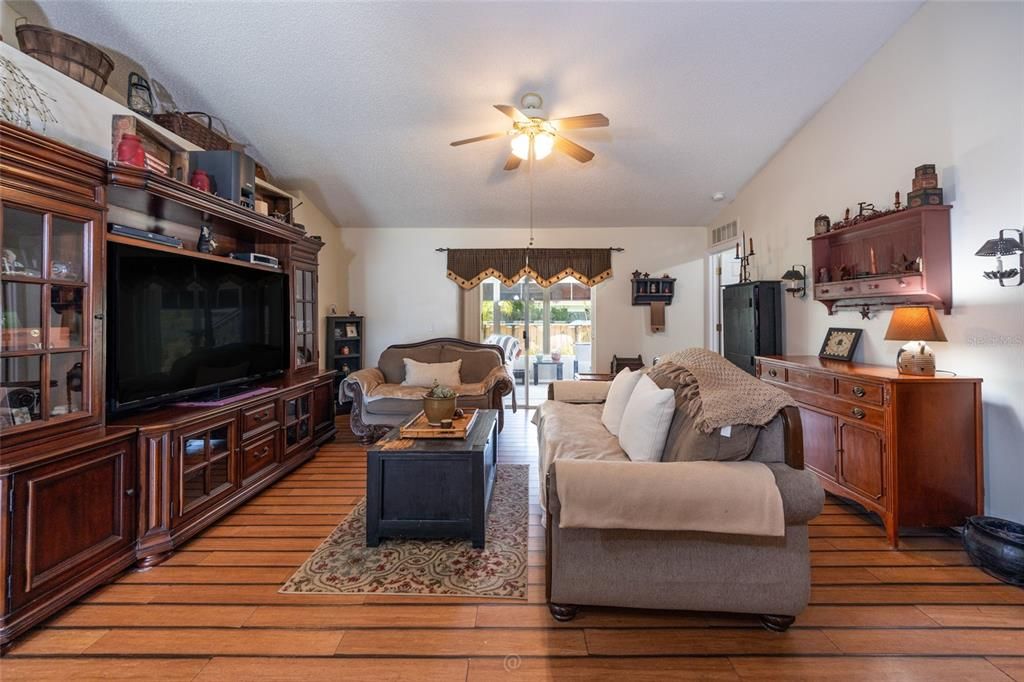 For Sale: $330,000 (3 beds, 2 baths, 1371 Square Feet)