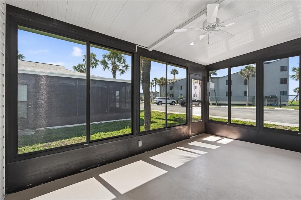 For Sale: $365,000 (1 beds, 1 baths, 538 Square Feet)