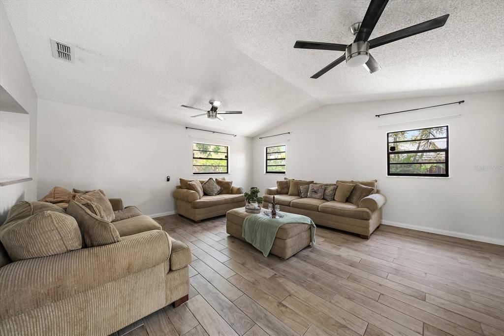 For Sale: $410,000 (3 beds, 2 baths, 1576 Square Feet)