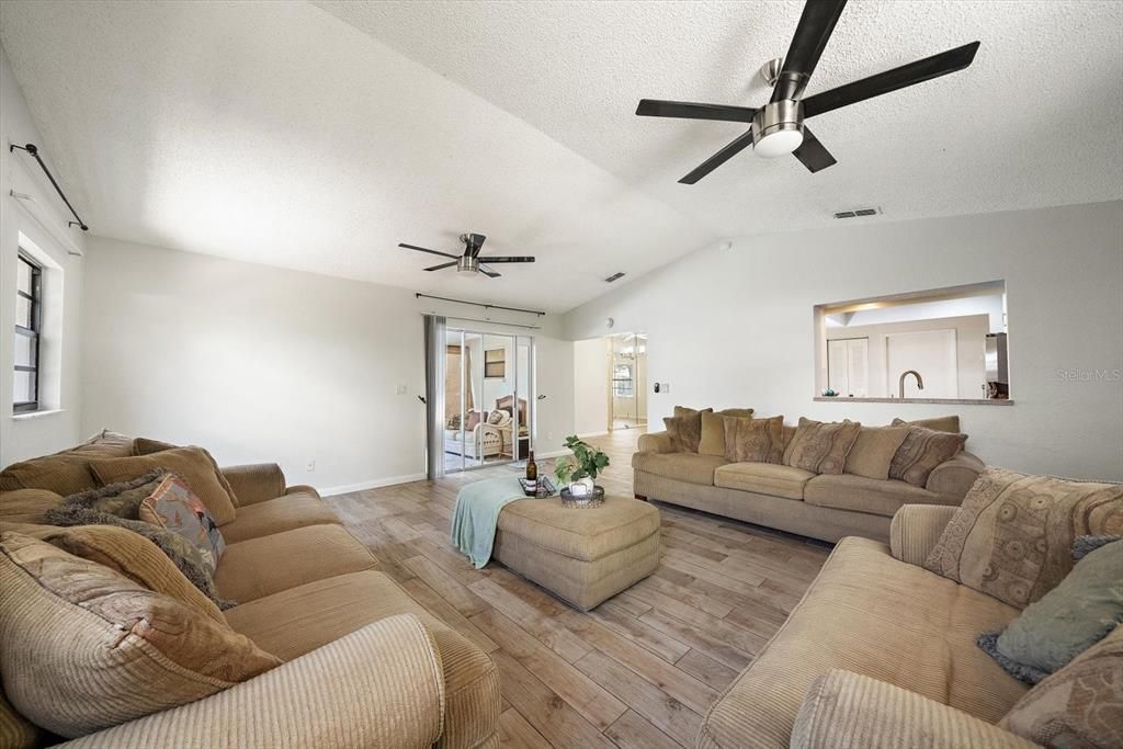 For Sale: $410,000 (3 beds, 2 baths, 1576 Square Feet)