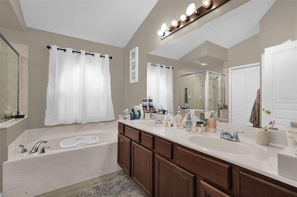 For Sale: $399,000 (4 beds, 2 baths, 1933 Square Feet)