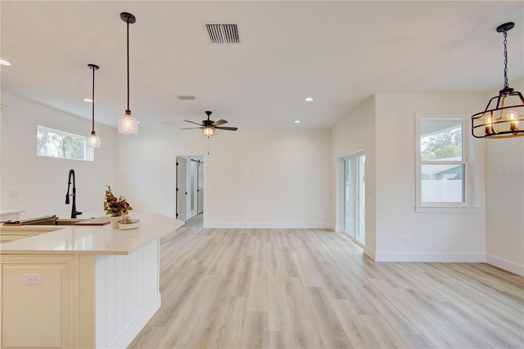 En Venta: $639,400 (4 camas, 3 baños, 2052 Pies cuadrados)