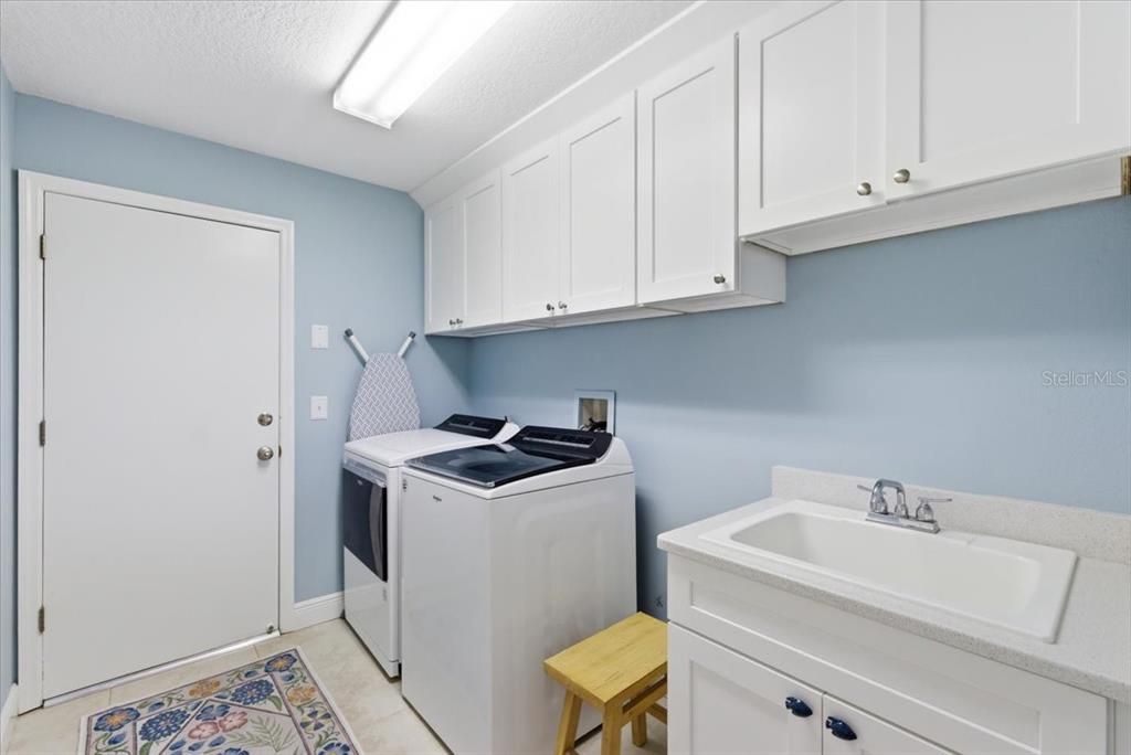 For Sale: $825,000 (4 beds, 3 baths, 2336 Square Feet)