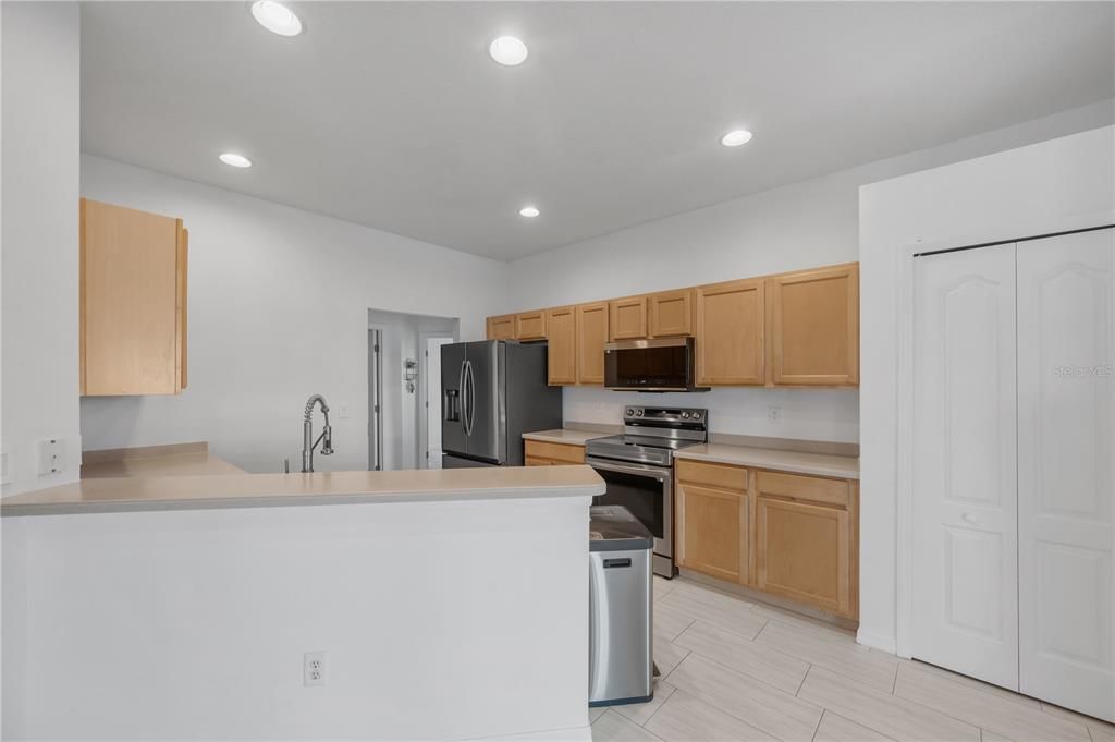 En Venta: $550,000 (4 camas, 3 baños, 2518 Pies cuadrados)