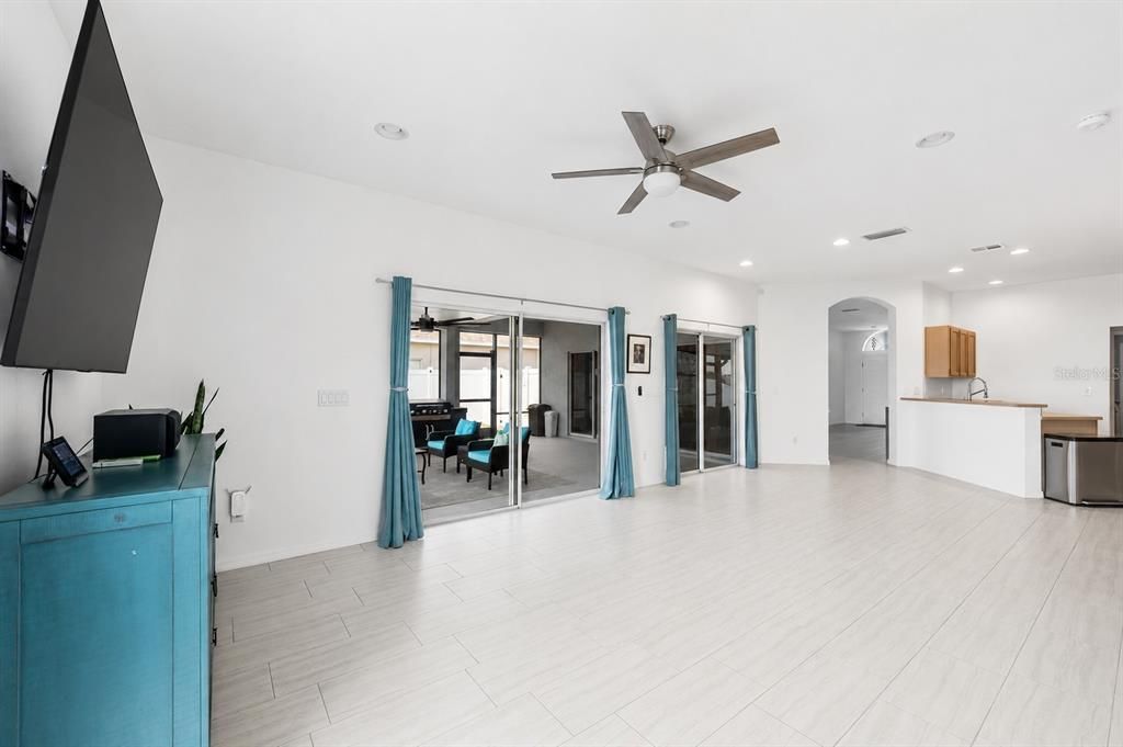En Venta: $550,000 (4 camas, 3 baños, 2518 Pies cuadrados)