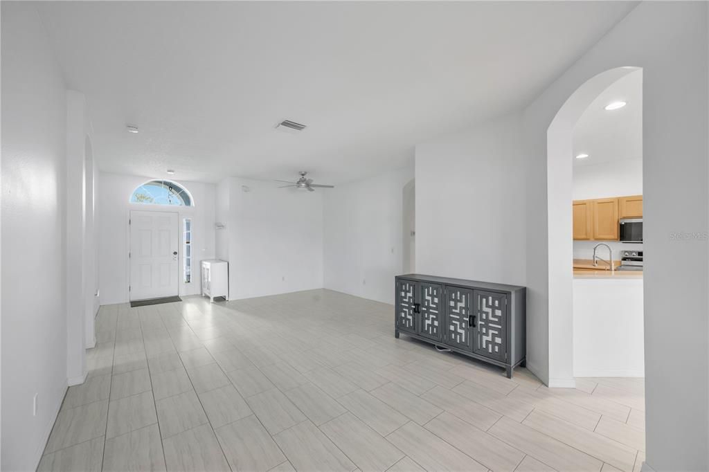 En Venta: $550,000 (4 camas, 3 baños, 2518 Pies cuadrados)
