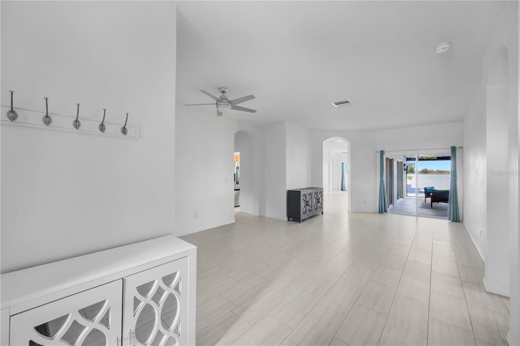 En Venta: $550,000 (4 camas, 3 baños, 2518 Pies cuadrados)