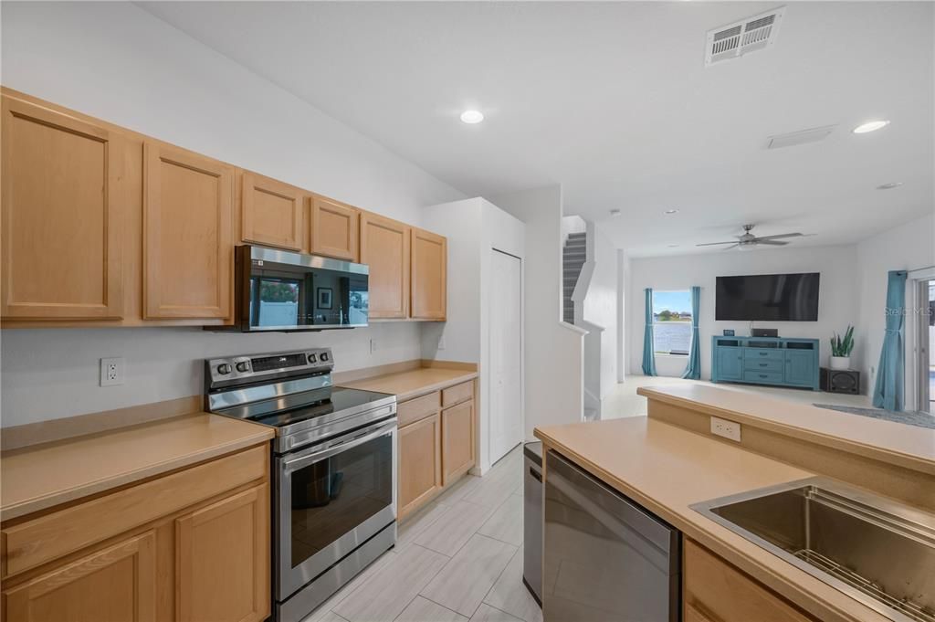 En Venta: $550,000 (4 camas, 3 baños, 2518 Pies cuadrados)
