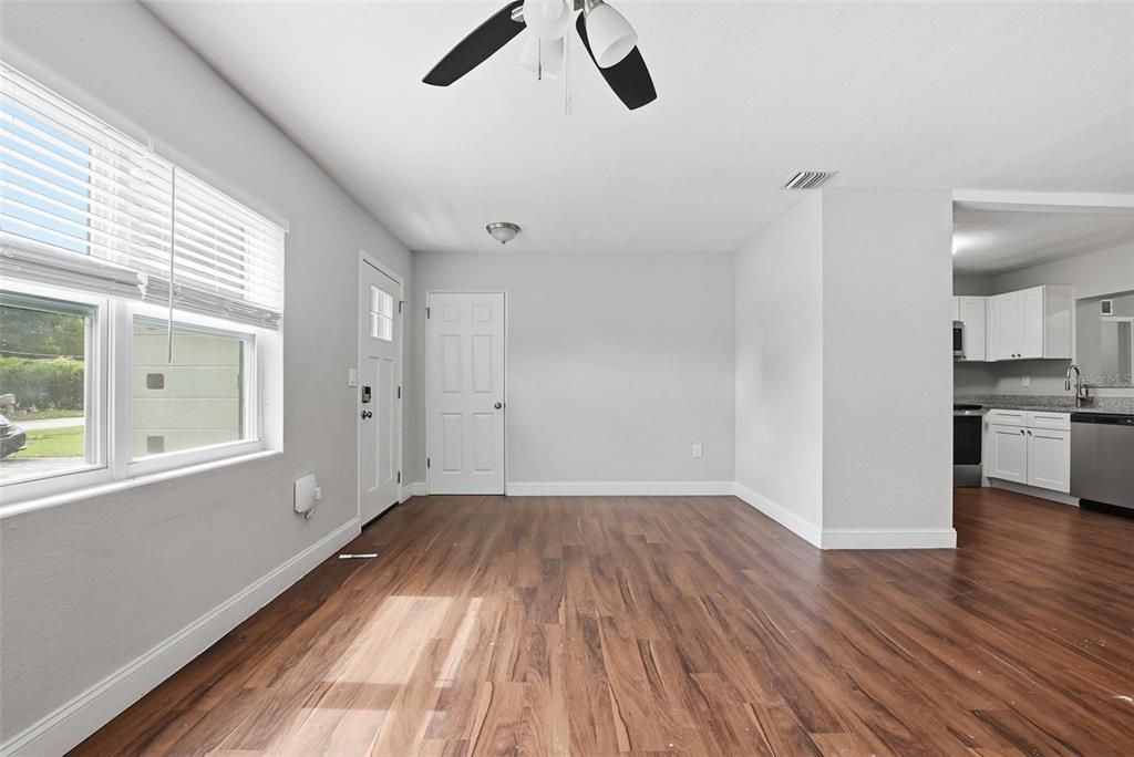 For Sale: $270,500 (3 beds, 2 baths, 1381 Square Feet)