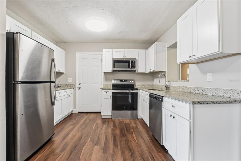 For Sale: $270,500 (3 beds, 2 baths, 1381 Square Feet)