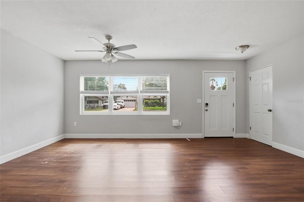 For Sale: $270,500 (3 beds, 2 baths, 1381 Square Feet)