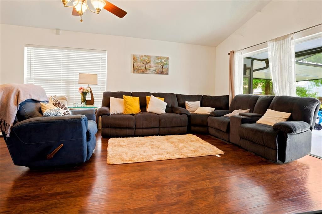 For Sale: $449,900 (3 beds, 2 baths, 1661 Square Feet)