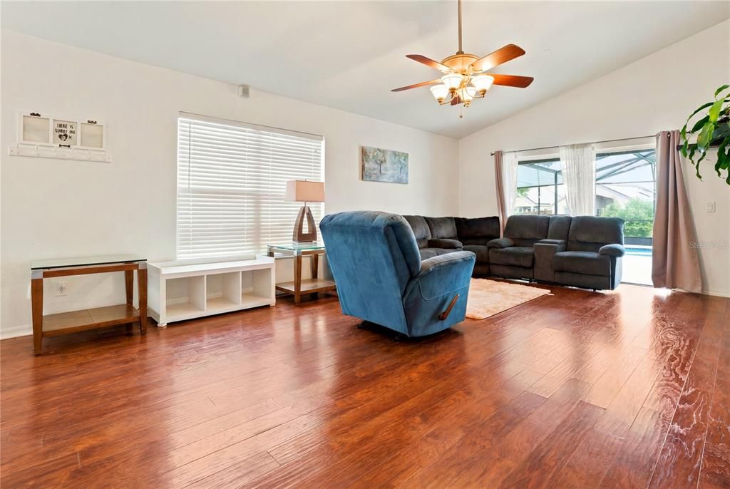 For Sale: $449,900 (3 beds, 2 baths, 1661 Square Feet)