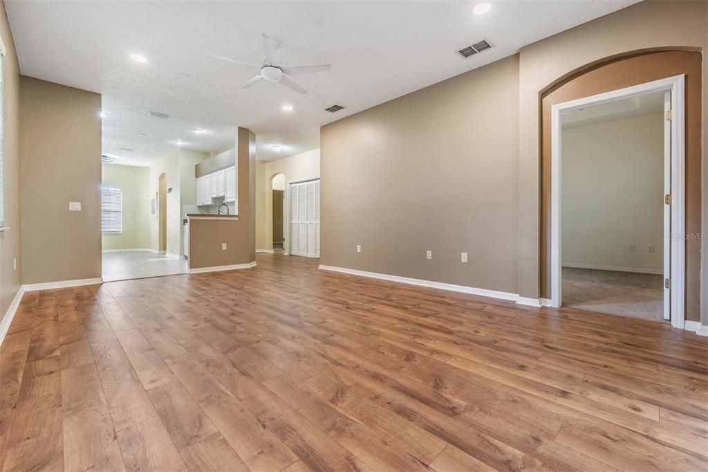 For Sale: $224,000 (2 beds, 2 baths, 1117 Square Feet)