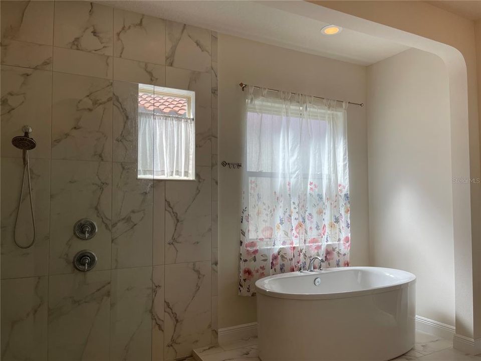 For Rent: $4,800 (5 beds, 4 baths, 3597 Square Feet)