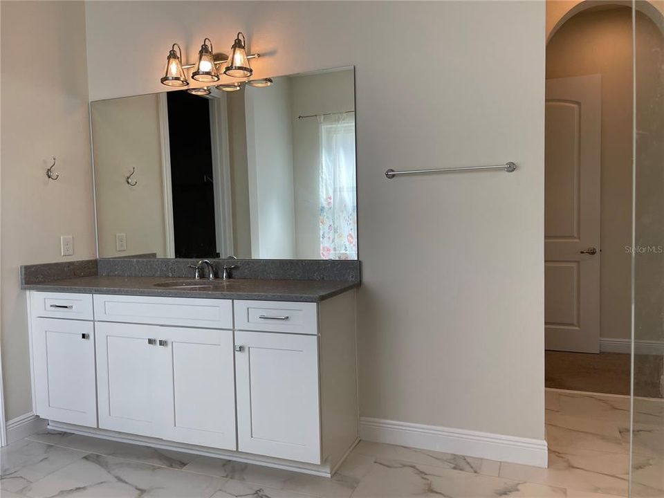 For Rent: $4,800 (5 beds, 4 baths, 3597 Square Feet)