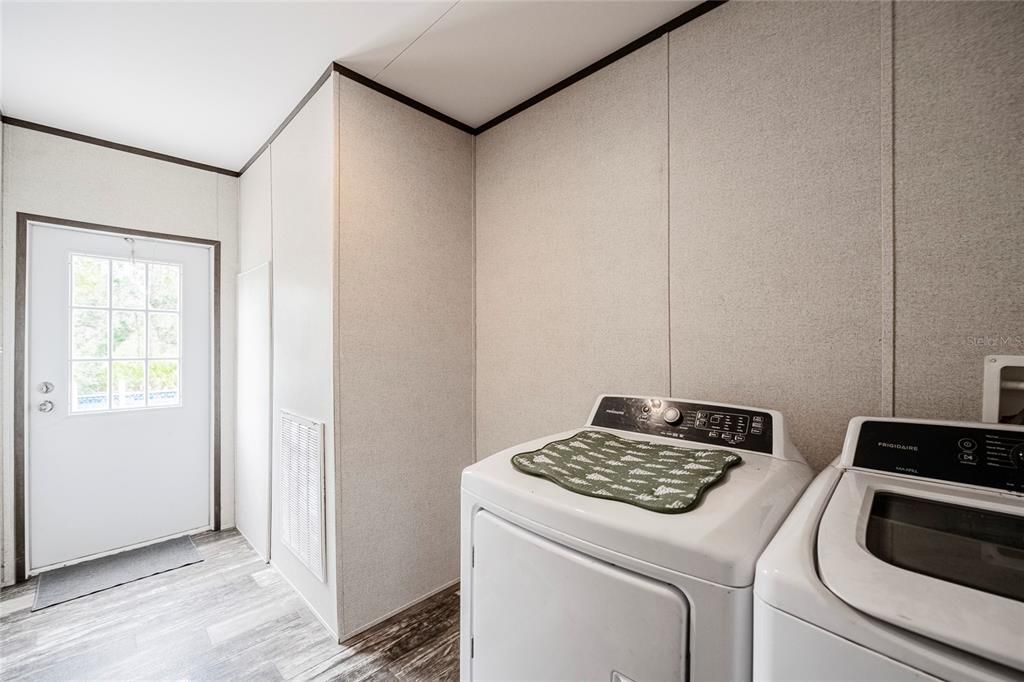 For Sale: $389,000 (4 beds, 2 baths, 1493 Square Feet)