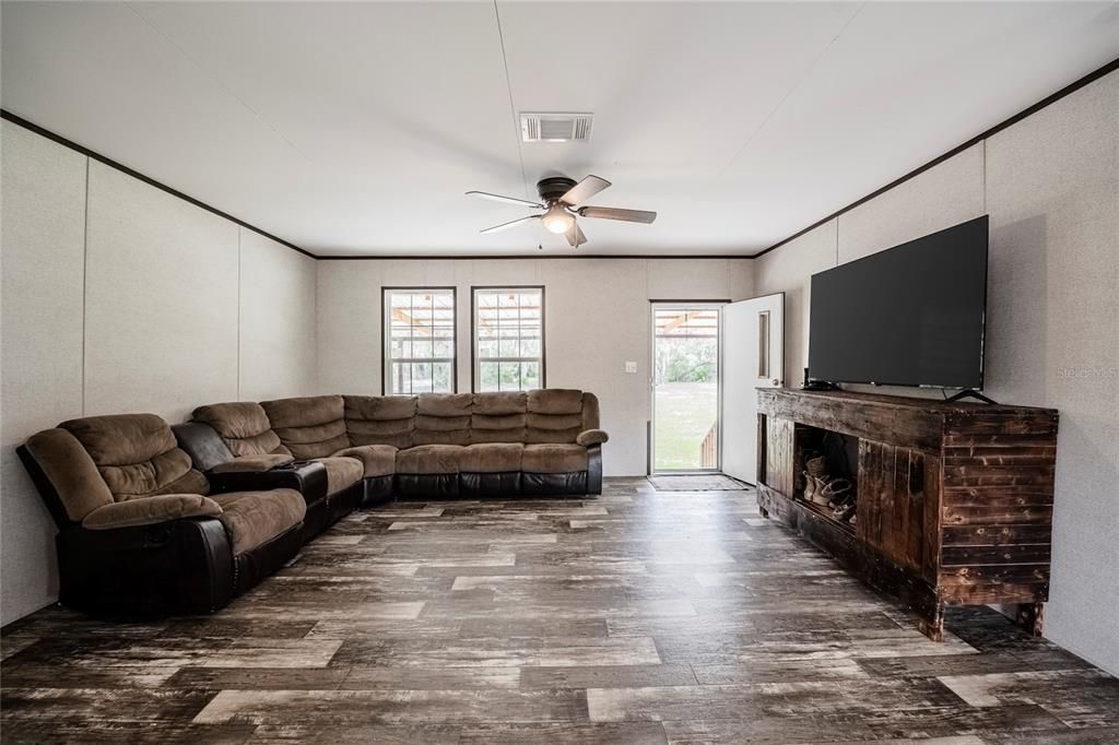 For Sale: $389,000 (4 beds, 2 baths, 1493 Square Feet)