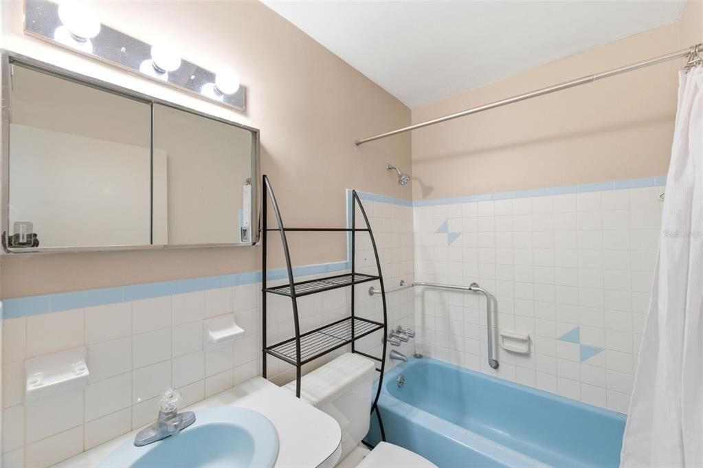На продажу: $118,500 (2 спален, 1 ванн, 1100 Квадратных фут)