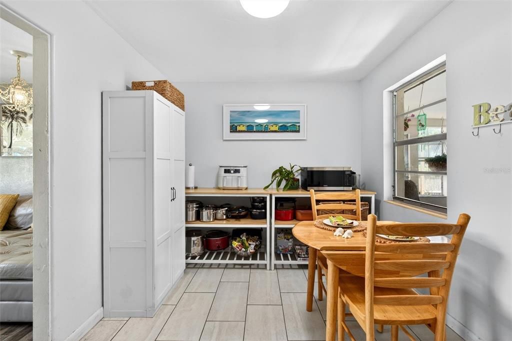 На продажу: $279,000 (2 спален, 1 ванн, 890 Квадратных фут)