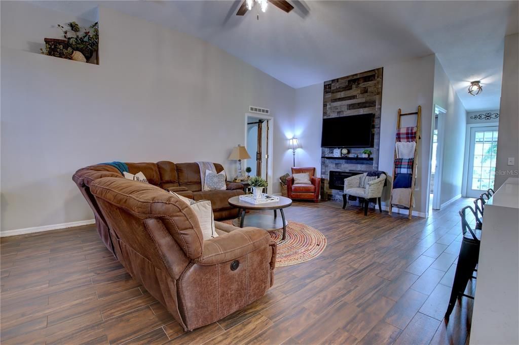 En Venta: $385,000 (5 camas, 2 baños, 1874 Pies cuadrados)
