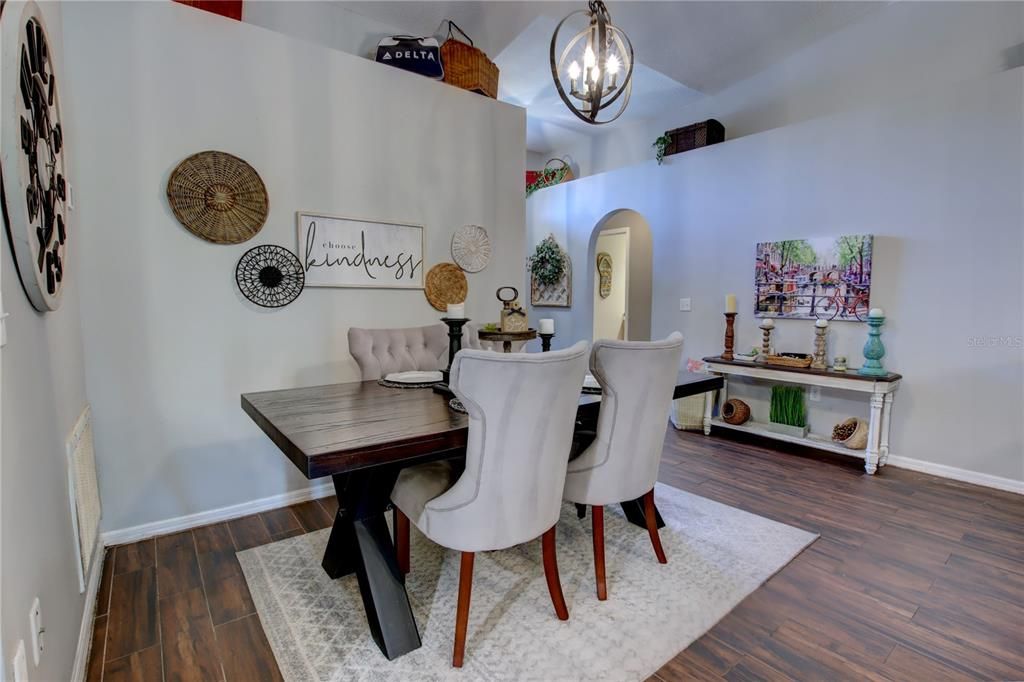 En Venta: $385,000 (5 camas, 2 baños, 1874 Pies cuadrados)