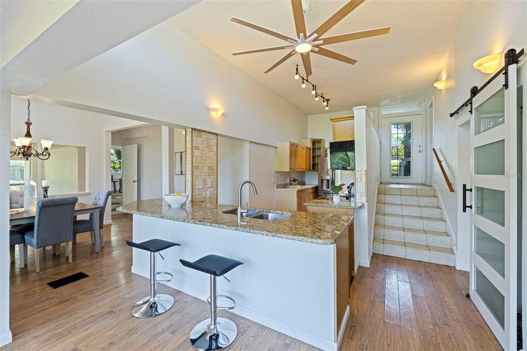 En Venta: $449,900 (3 camas, 2 baños, 2005 Pies cuadrados)