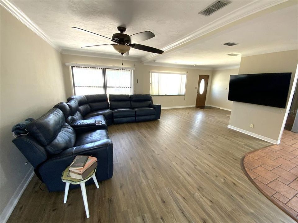 For Sale: $390,000 (3 beds, 2 baths, 1704 Square Feet)
